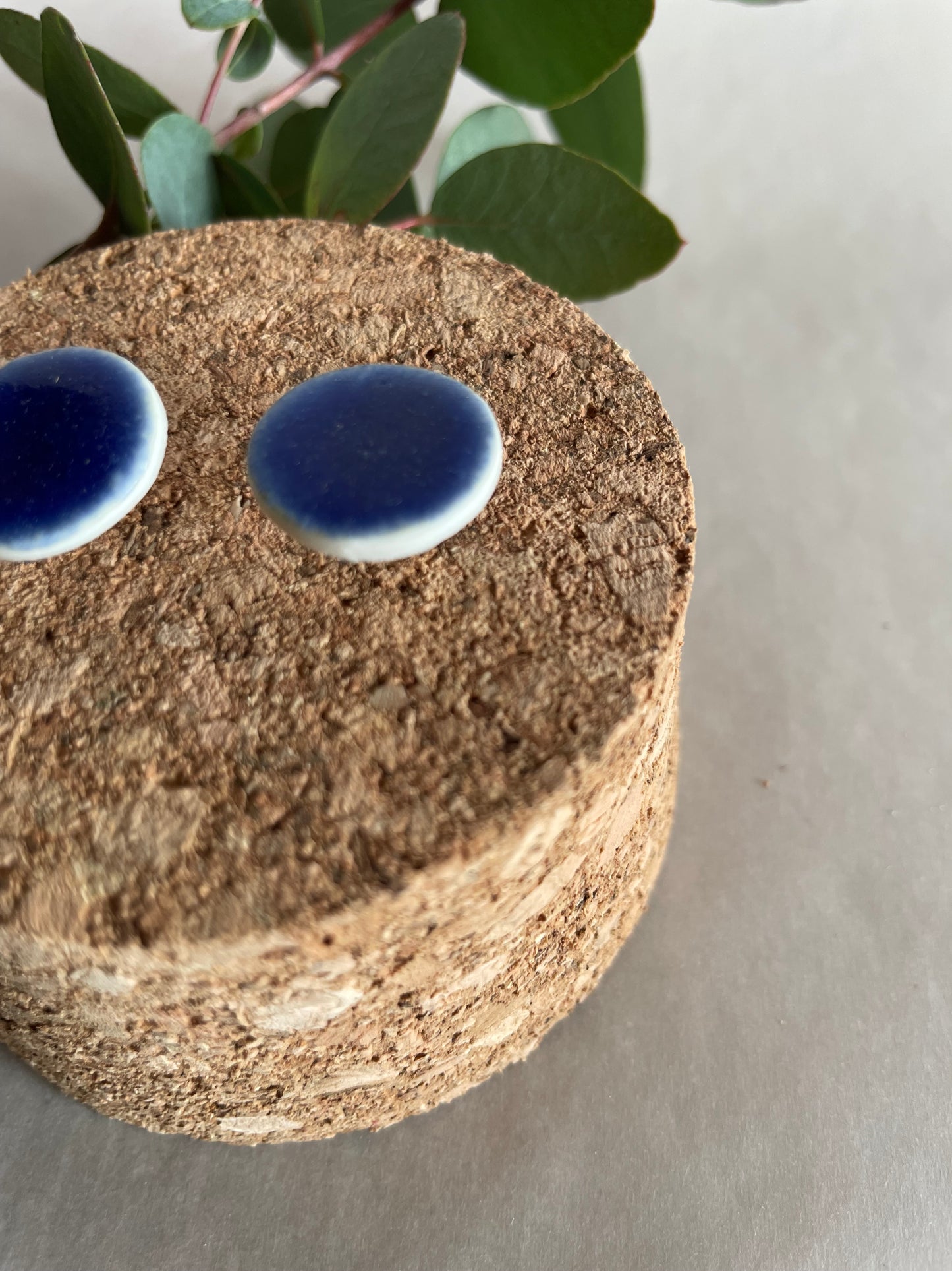 Orecchini basic porcellana e smalto blu oltremare(grandi)