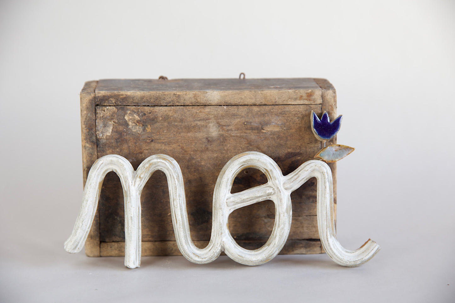 "molteplici noi" grés, smalto bianco e tulipano blu