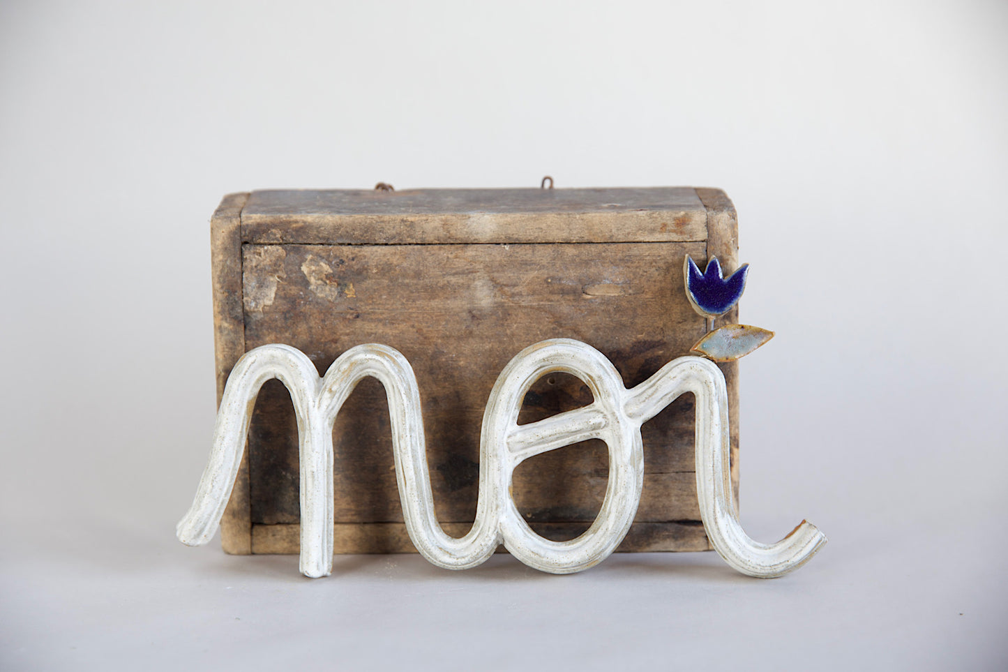 "molteplici noi" grés, smalto bianco e tulipano blu