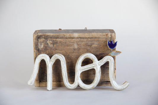 "molteplici noi" grés, smalto bianco e tulipano blu